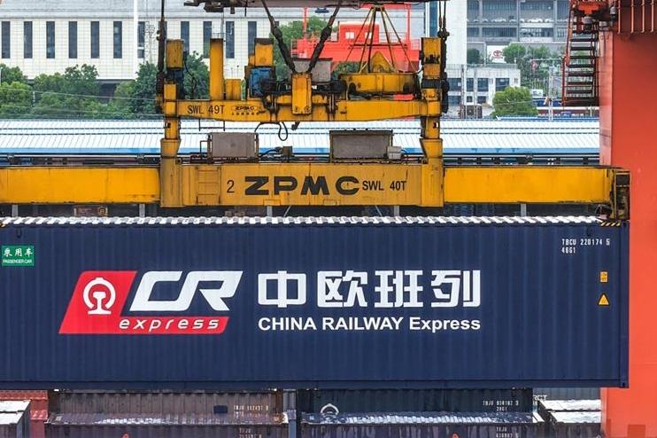 上海爷叔现身被大量股民围观