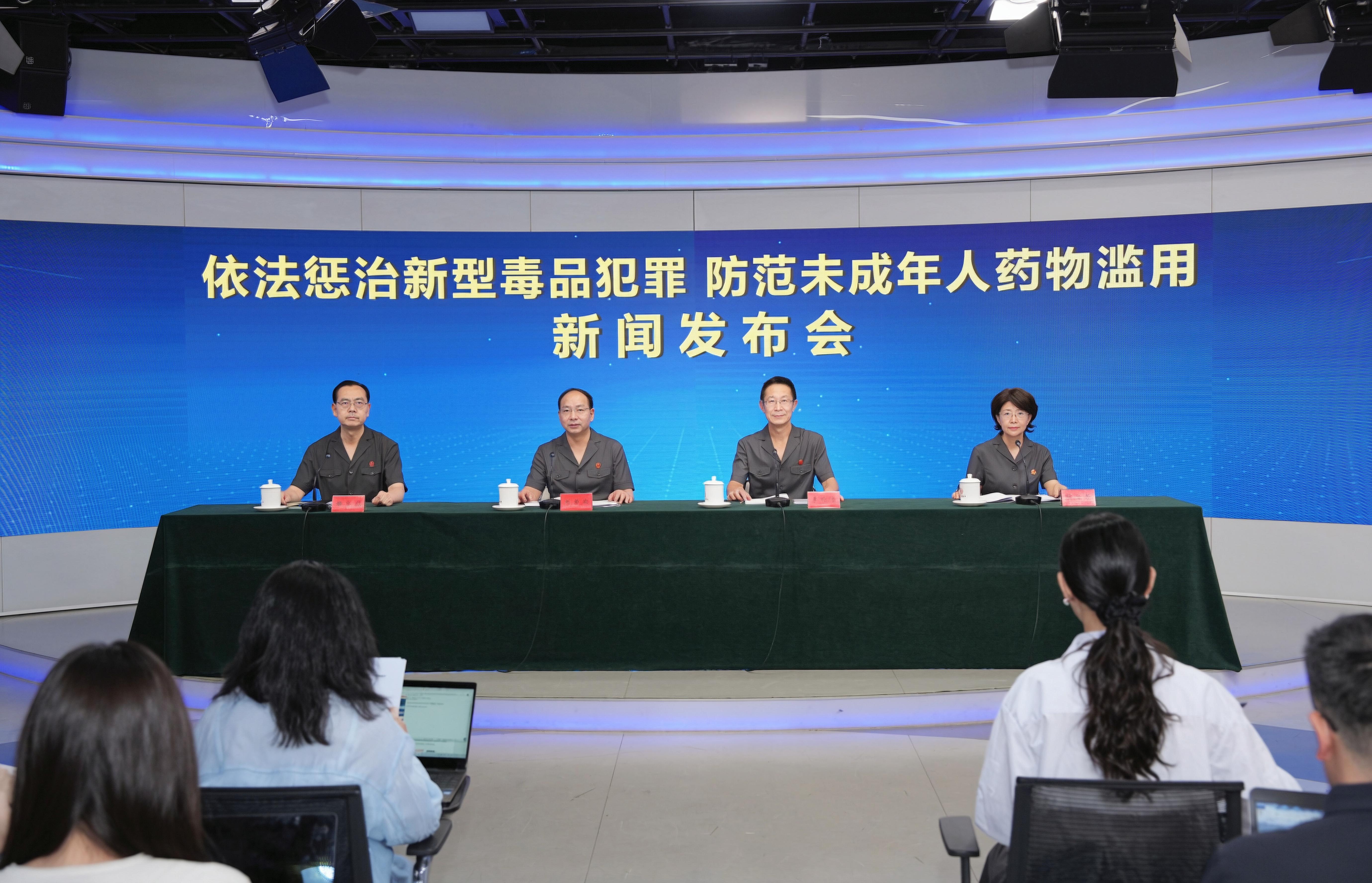 王沪宁出席建设强大国内市场调研协商座谈会